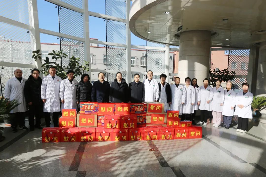 区领导慰问在岗一线医护人员 传递节日温暖与关怀